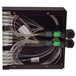 光纤盒，带2个MPO-12公头和24个LC端口，OM3（50/125 10G级多模光纤）的图片